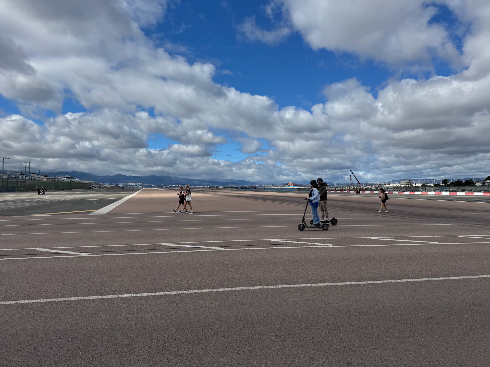 Über die Landebahn laufen
